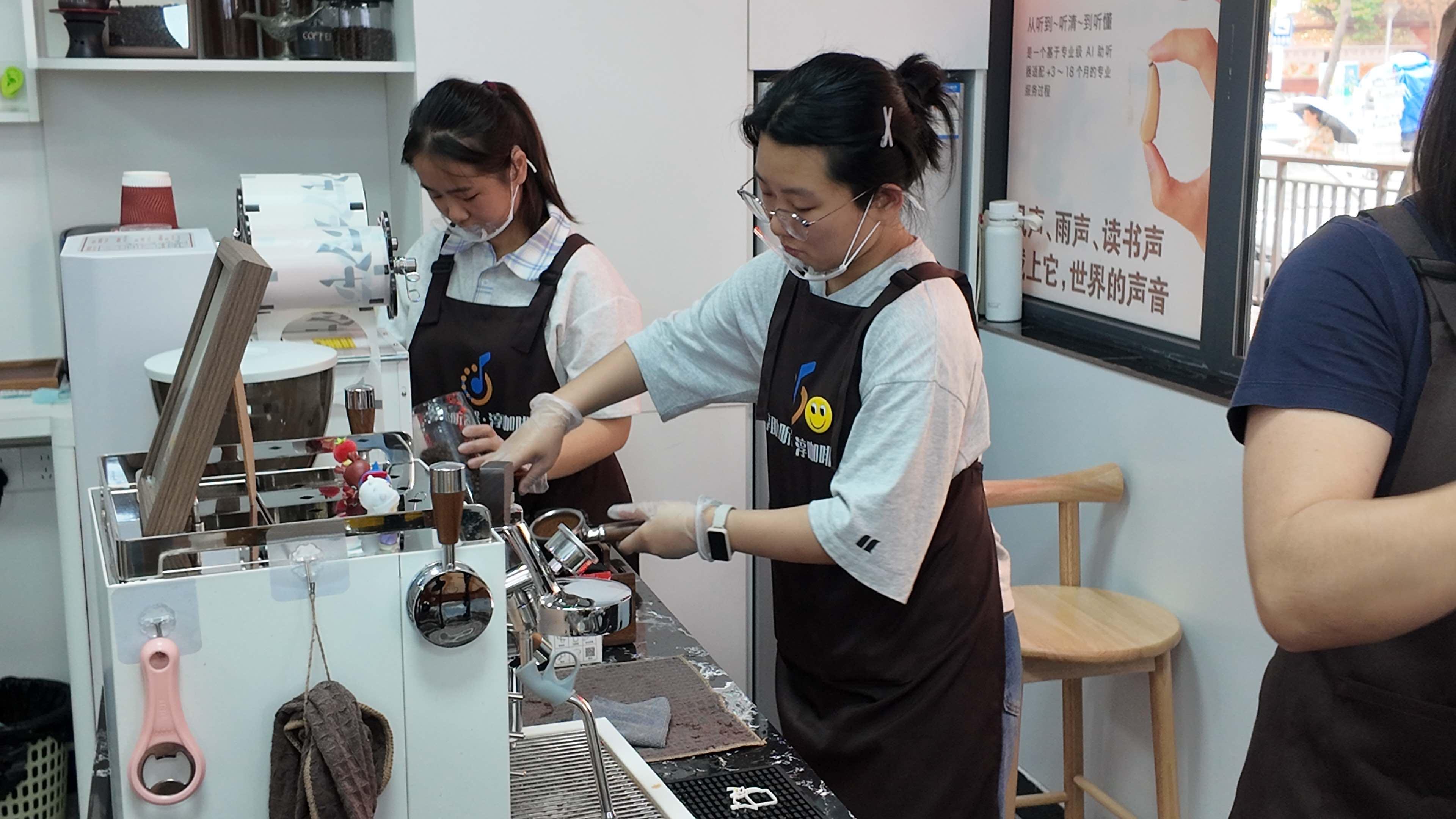 图为听障人士参与日常运营的咖啡店